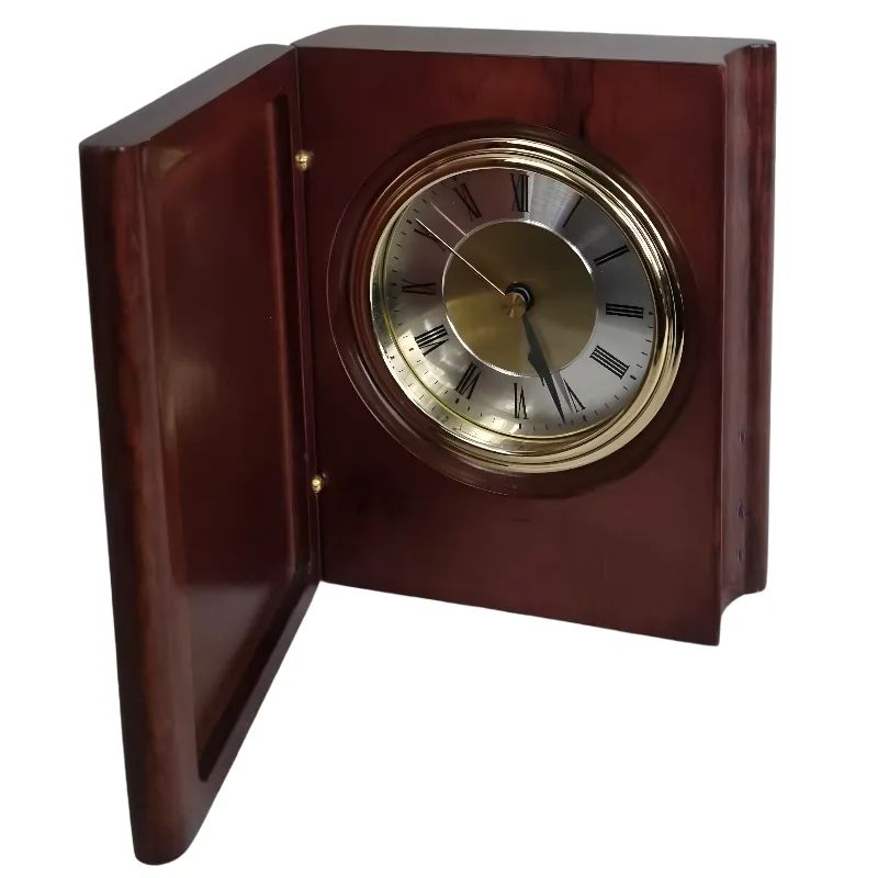 Pastatomas medinis laikrodis